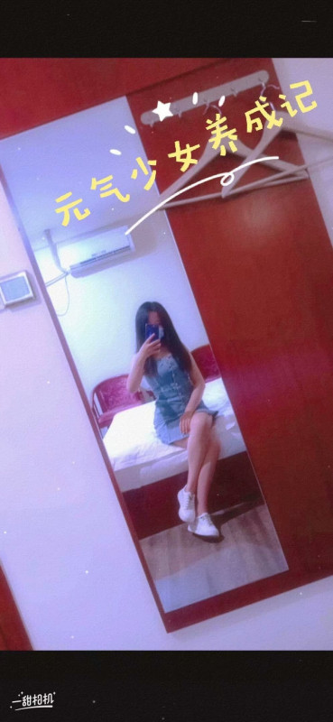 摩尔广场大胸妹子